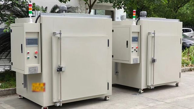 工业烤箱在使用时如何进行清洁和维护？